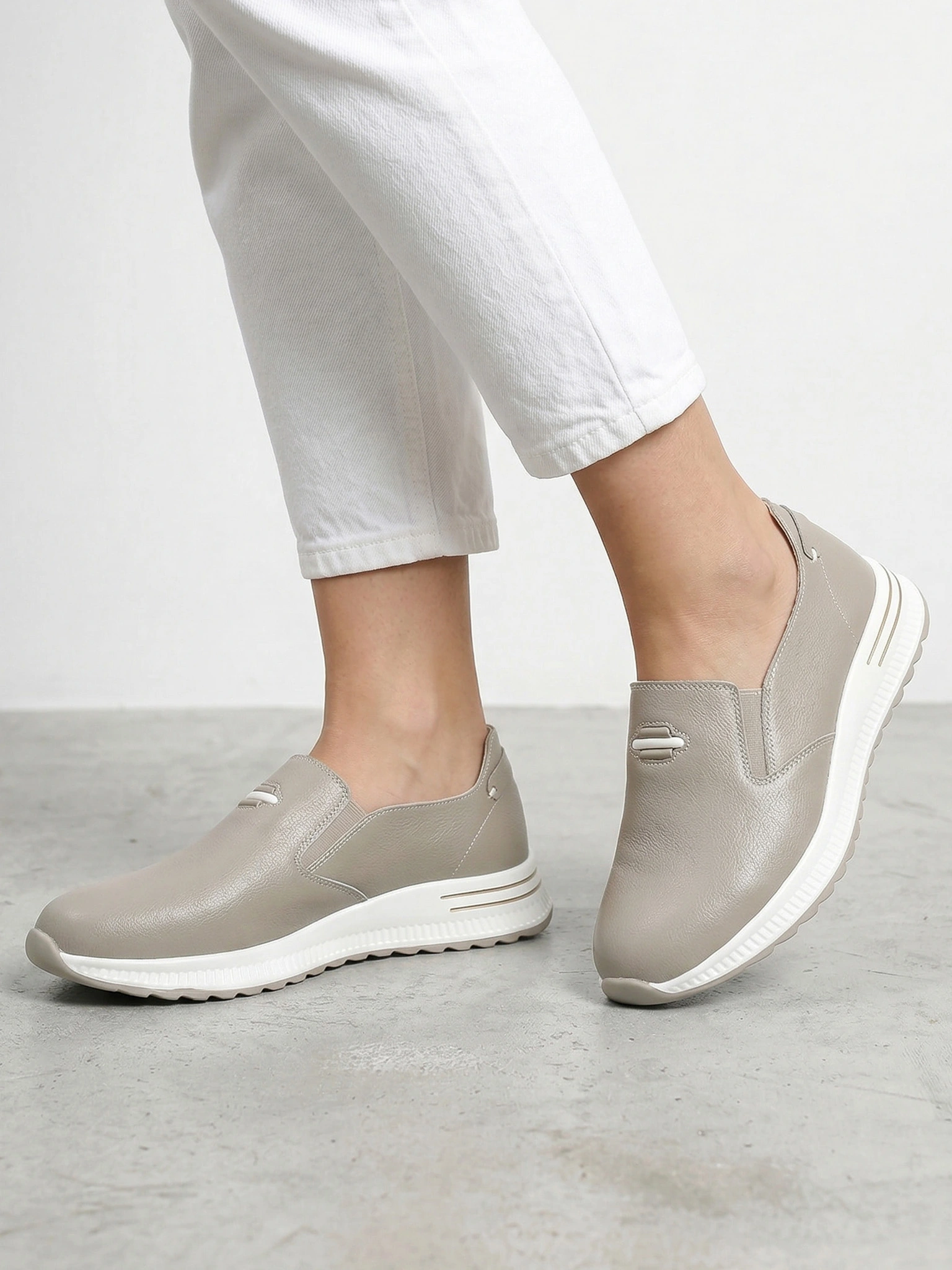 Слипоны серого цвета с эластичной вставкой